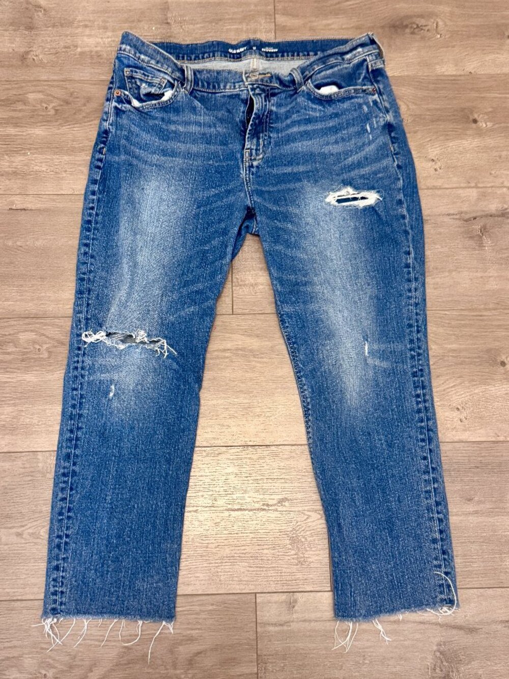 👖 Old Navy Mid-Rise Boyfriend Distressed Jeans Size 12 Raw Hem - Picture 2 of 11